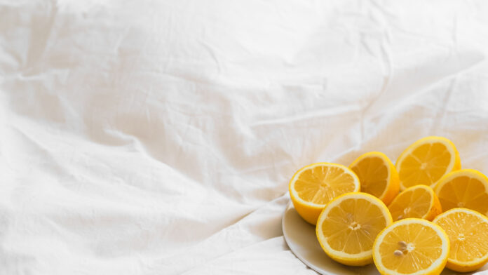 Aufgeschnittene Zitronen auf einem Bett.