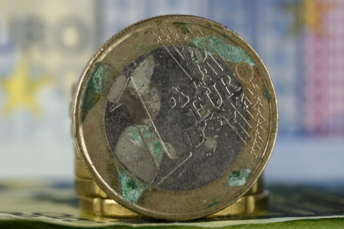Ein 1-Euro-Stück ist verrostet und grün angelaufen.