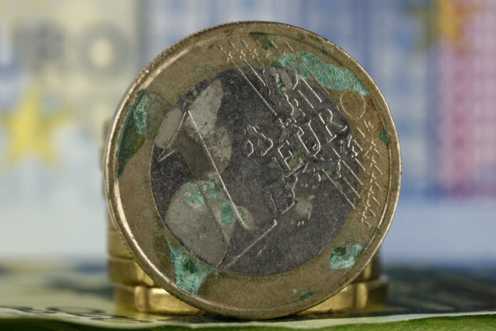Ein 1-Euro-Stück ist verrostet und grün angelaufen. Sie sieht schon sehr alt und häufig benutzt aus. Offensichtlich handelt es sich jedoch nicht um eine Fehlprägung.