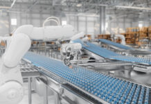 In einer Fabrik werden Medikamente von einem Roboterarm abgefüllt.