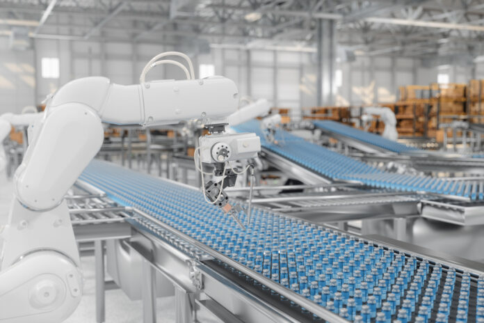 In einer Fabrik werden Medikamente von einem Roboterarm abgefüllt.