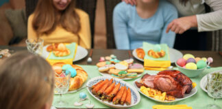 Eine Familie sitzt am Tisch und genießt das festliche Essen zu Ostern.