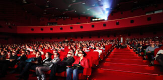Besucher mit 3D Brillen in einem Kino