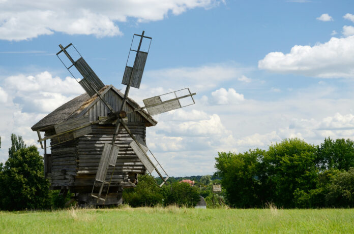 Eine Windmühle auf einer Wiese