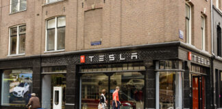 Tesla feiert Neueröffnung in Bade-Württemberg