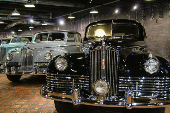 Oldtimer in einem Automuseum