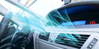 Aus einer Klimaanlage im Auto strömt Luft.