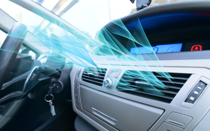 Aus einer Klimaanlage im Auto strömt Luft.