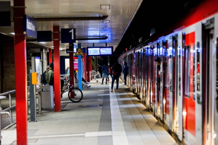 Fahrgäste steht an der Haltestation einer S-Bahn mitten in der Nacht