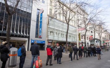 Eine lange Schlange von Menschen steht bei der Neueröffnung eines Ladens in der Innenstadt von Karlsruhe an