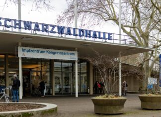 Der Eingang der Schwarzwaldhalle in Karlsruhe