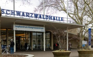 Der Eingang der Schwarzwaldhalle in Karlsruhe