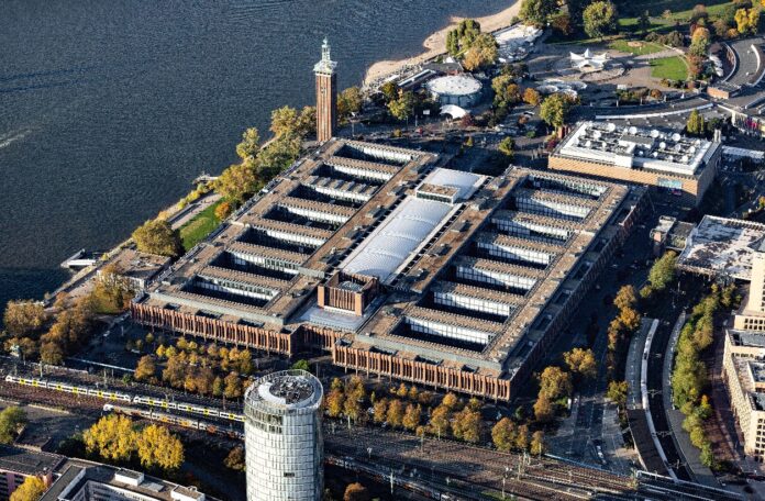 Eine große Industriehalle neben dem Rhein.