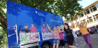 Medienbus Karlsruhe - Kinder jubeln vor einer Freizeitaktion