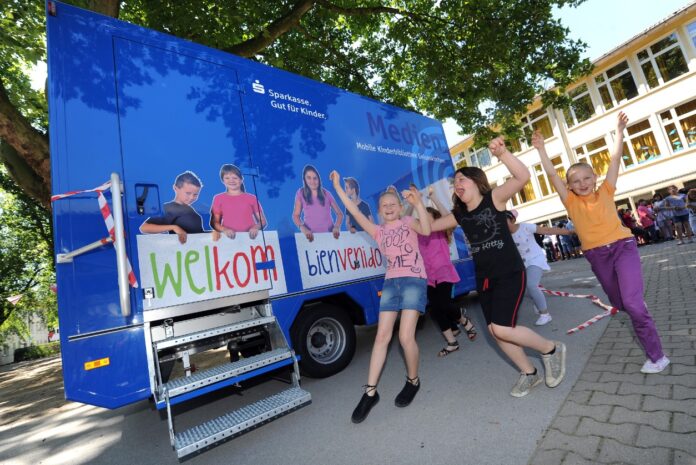 Medienbus Karlsruhe - Kinder jubeln vor einer Freizeitaktion