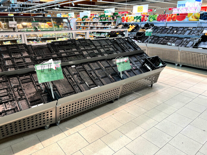 In einem Supermarkt herrscht in den Regalen gähnende Leere. In der Obst- und Gemüse-Abteilung ist alles aufgebraucht. Gerade bei einem deutschen Traditionsprodukt herrscht Mangel.