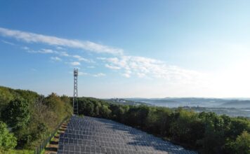 Eine große Photovoltaikanlage von oben an einem hellen Tag