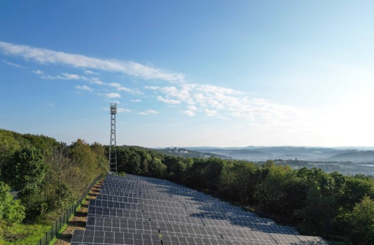 Eine große Photovoltaikanlage von oben an einem hellen Tag