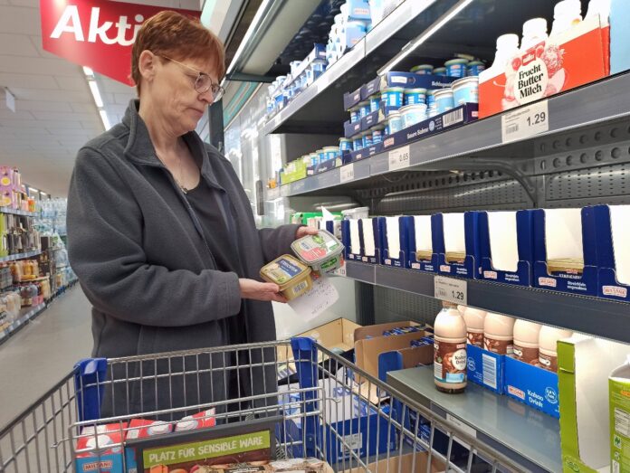 Eine Frau schaut sich im Supermarkt das Regal mit reduzierten Artikeln an. Ein veganes Produkt verliert jetzt auf ganzer Linie.
