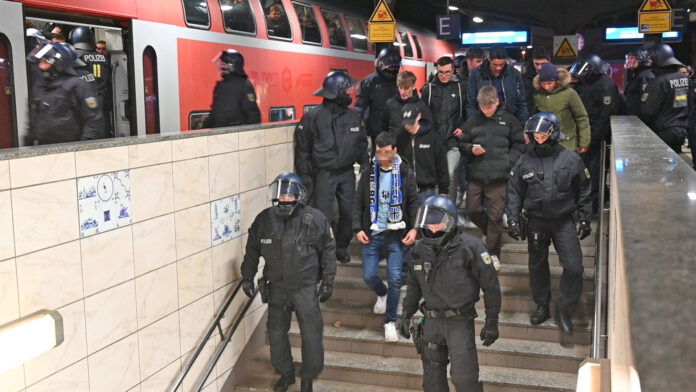 Rund 400 Polizisten der Bundespolizei und Hamburger Polizei kontrollierten am Samstagabend einen Zug