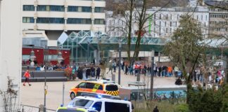 Einsatz der Polizei und Feuerwehr umgeben von einer Menschenmenge in Karlsruhe