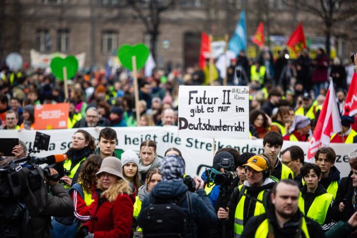 Tausende Demonstranten in Karlsruhe von Fridays for Future und dem Nahverkehr