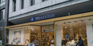 Ein Laden von Villeroy & Boch in einer Einkaufsstraße.