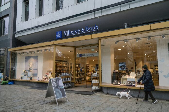 Ein Laden von Villeroy & Boch in einer Einkaufsstraße.