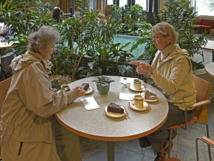 Zwei Senioren trinken Kaffee.