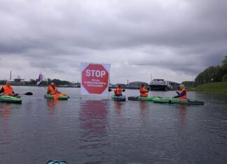 Klima-Aktivisten mit Booten auf Wasser.