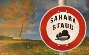 Ein Warnschild für Sahara-Staub.