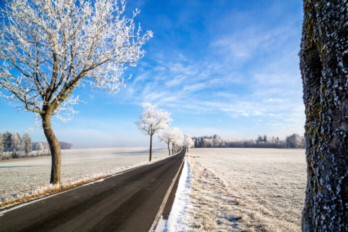 Eine Landstraße mit Frost.