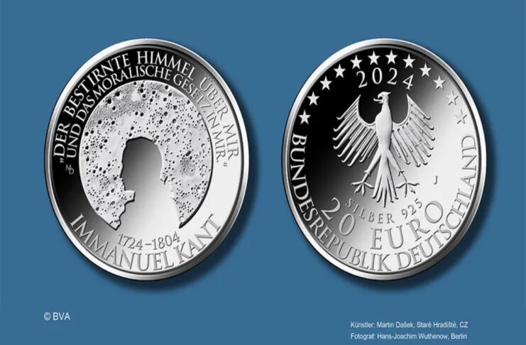 Die neue 20-Euro-Münze, die sich aktuell neu im Umlauf befindet, von beiden Seiten abgebildet. Es handelt sich dabei um die Immanuel-Kant-Münze, die zu seinem 300. Geburtstag entworfen worden ist.