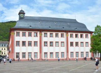 Ein Foto eines historischen Gebäudes, welches früher als Universitätsgebäude genutzt wurde, während es heute als Saal für Versammlungen in Heidelberg dient.