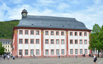 Ein Foto eines historischen Gebäudes, welches früher als Universitätsgebäude genutzt wurde, während es heute als Saal für Versammlungen in Heidelberg dient.