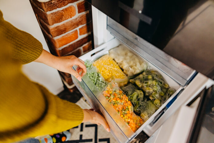 Eingefrorenes Gemüse im Tiefkühlfach. Keime finden sich jetzt in einem bestimmten Tiefkühlprodukt.