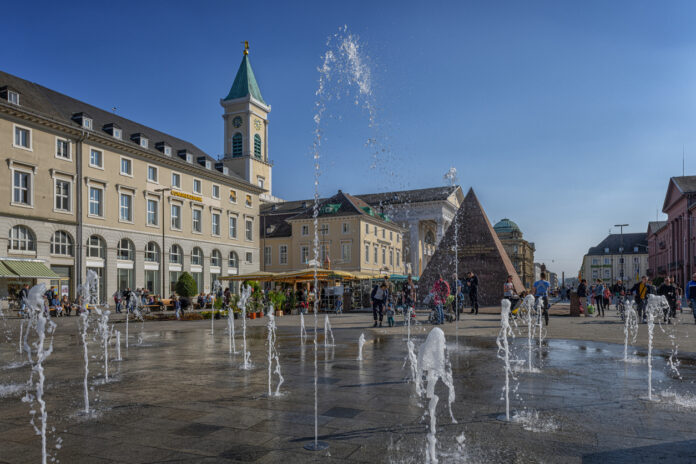 Der Marktplatz von Karlsruhe und die gesamte Innenstadt an einem heißen Tag gemeinsam mit dem Brunnen