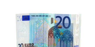 Ein zwanzig Euro Schein liegt auf einem weißen Hintergrund. Der Schein ist blau und türkis. Oben links ist eine Flagge der EU.