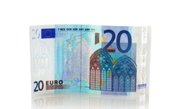 Ein zwanzig Euro Schein liegt auf einem weißen Hintergrund. Der Schein ist blau und türkis. Oben links ist eine Flagge der EU.