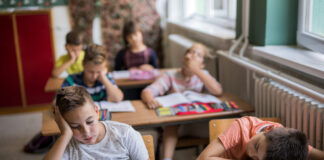 müde Schüler in einem Klassenzimmer