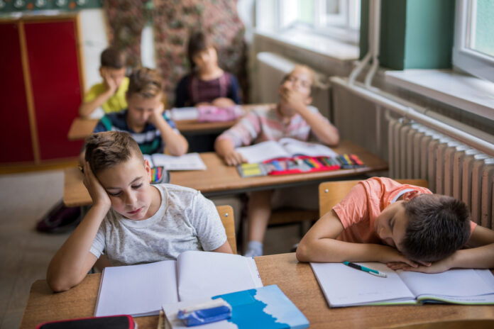 müde Schüler in einem Klassenzimmer