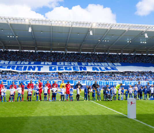 Die Mannschaften stellen sich nebeneinander auf. Der Karlsruher SC steht mit allen Spielern neben dem Herta BSC, der befreundeten Mannschaft.