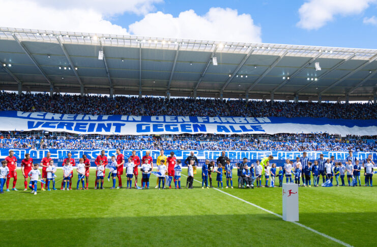 Die Mannschaften stellen sich nebeneinander auf. Der Karlsruher SC steht mit allen Spielern neben dem Herta BSC, der befreundeten Mannschaft.