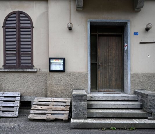 Der Eingang eines Italieners ist geschlossen, insgesamt macht das gesamte Restaurant einen geschlossenen Eindruck. Noch hängt das Menü im Schaukasten neben der Treppe.