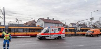 Ein Unfall ereignet sich direkt neben einer S-Bahn, die Rettungskräfte sind bereits vor Ort.