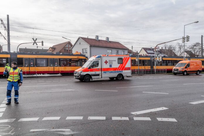 Ein Unfall ereignet sich direkt neben einer S-Bahn, die Rettungskräfte sind bereits vor Ort.