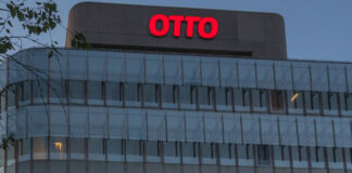Das Gebäude des Hauptsitzes des Versandhändlers Otto in Hamburg. Das mit vielen Glaselementen gehaltene Gebäude wirkt riesig und nimmt das gesamte Bild ein.