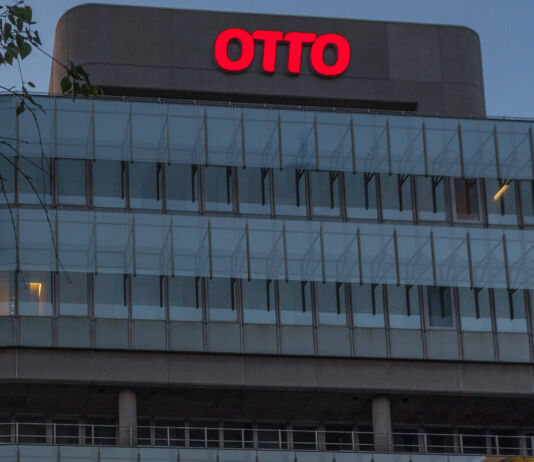 Das Gebäude des Hauptsitzes des Versandhändlers Otto in Hamburg. Das mit vielen Glaselementen gehaltene Gebäude wirkt riesig und nimmt das gesamte Bild ein.