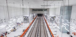 Eine neu ausgebaute U-Bahn Haltestelle und Gleise unter der Erde