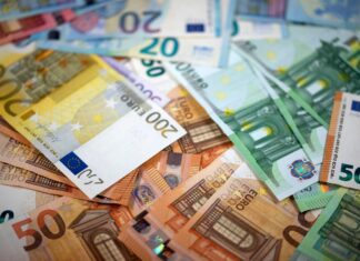 Mehrere Geldscheine liegen übereinander. Mit dabei ein 200 € Schein, 100 €, 50 € und 20 € Scheine. Damit können die Besitzer in bar bezahlen